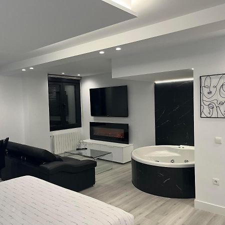Black And White Suite "La Marinera" Castro Urdiales Exterior photo