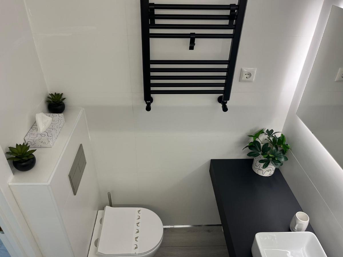 Black And White Suite "La Marinera" Castro Urdiales Exterior photo