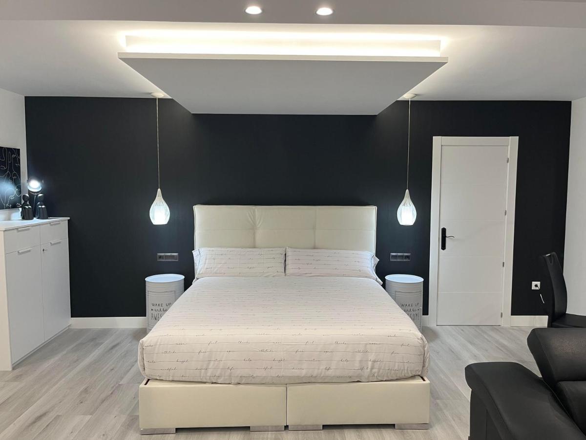 Black And White Suite "La Marinera" Castro Urdiales Exterior photo