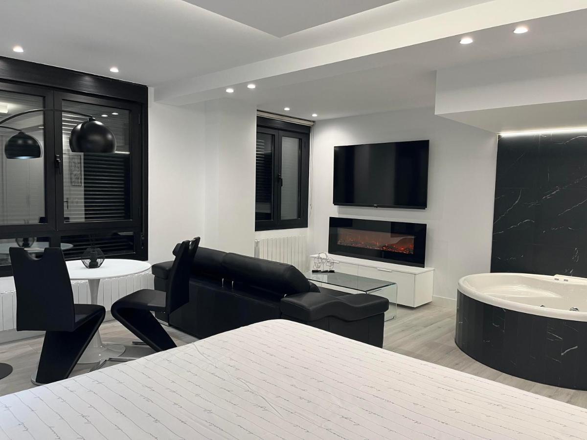 Black And White Suite "La Marinera" Castro Urdiales Exterior photo