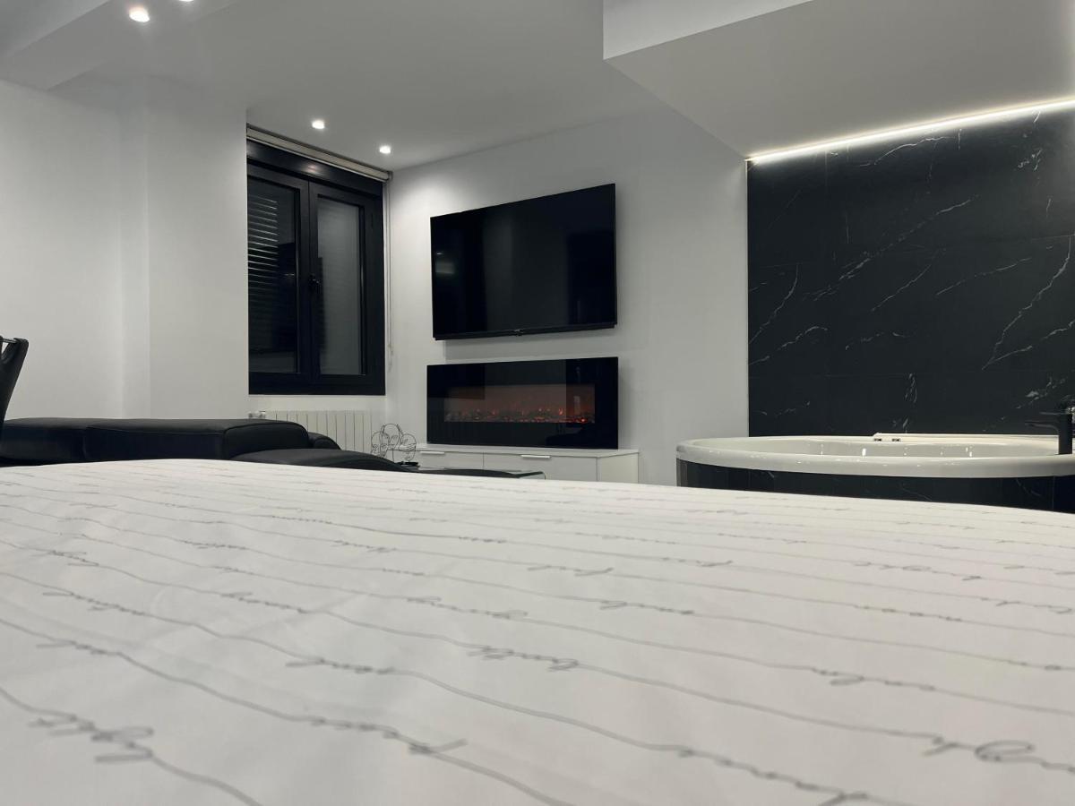 Black And White Suite "La Marinera" Castro Urdiales Exterior photo