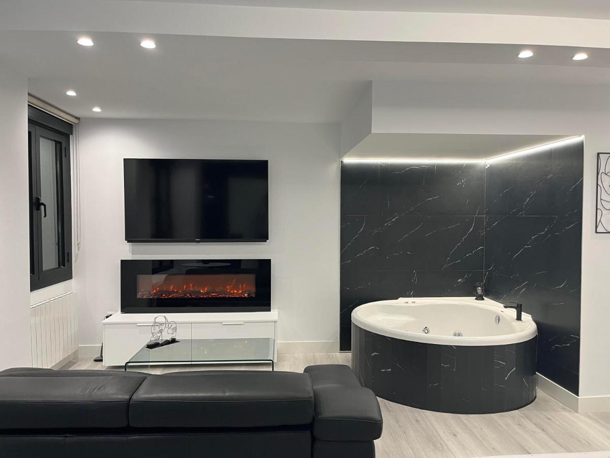 Black And White Suite "La Marinera" Castro Urdiales Exterior photo